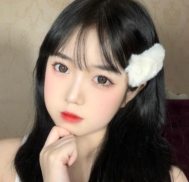 脸大却很漂亮的女生,这几点太明显,难怪不遮脸也有高颜值!