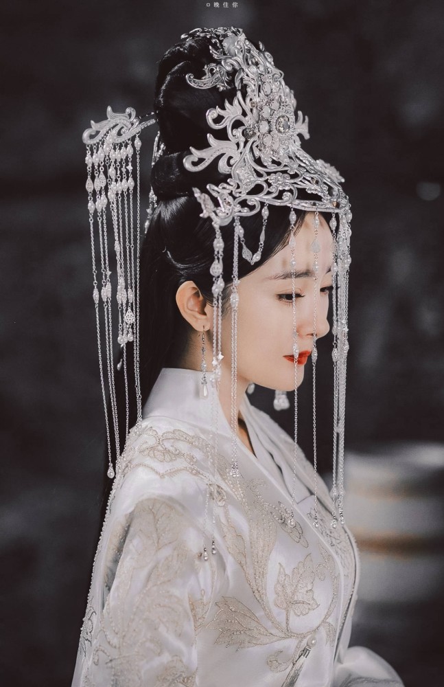 女星古装最美头饰合集,诶,这抹额红飘带是怎么混进来的?