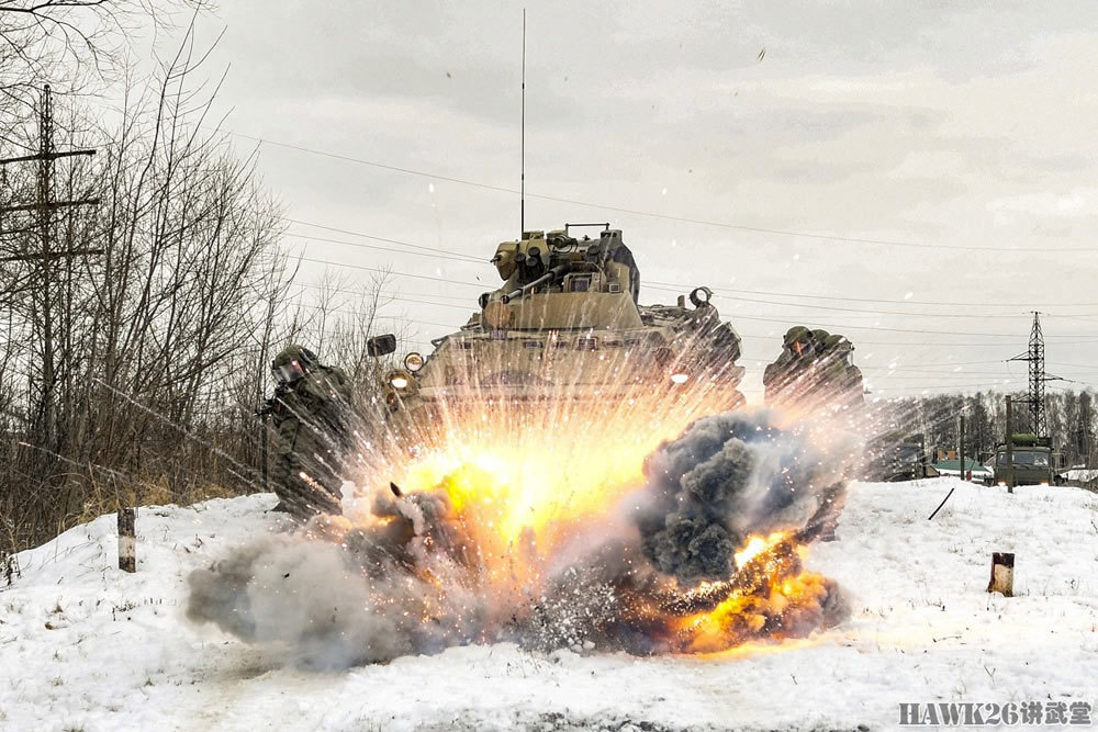 战斗工兵随同btr-82a步兵战车进攻,一个简易爆炸装置突然在车前爆炸.