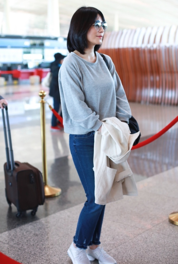 俞飞鸿素颜亮相,穿卫衣牛仔裤气质出众,"冻龄脸"美得不够真实