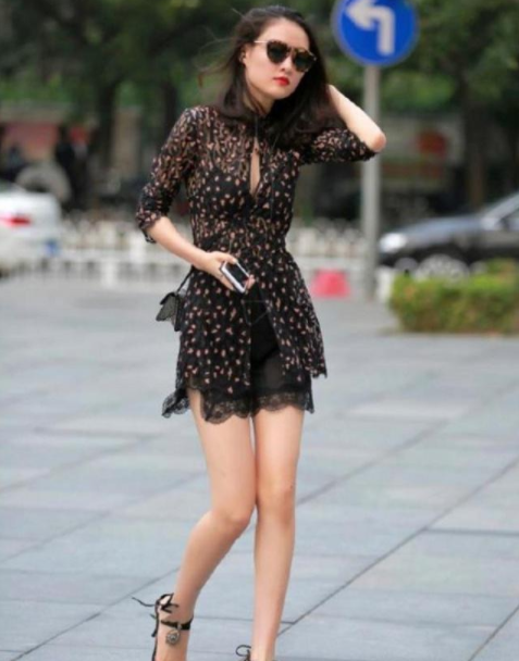街拍美图:气质型小姐姐真不错,颜值和打扮都堪称百里挑一!