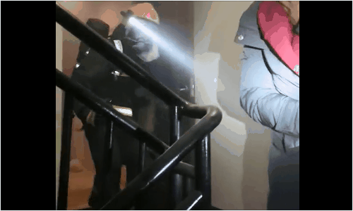 3月18日凌晨1时许 岳阳市岳阳楼区某小区居民楼内 发生火情,有人员被