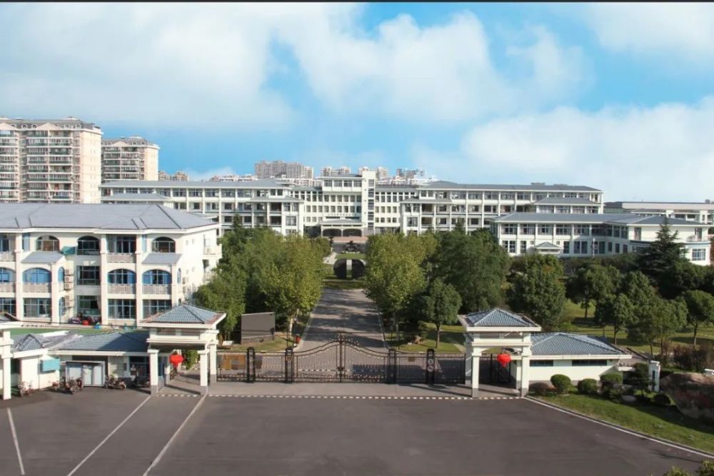 上海对外经贸大学,上海工程技术大学,松江区,上海外国语大学,张爱国