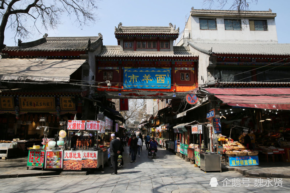 复工后的西安回坊美食街,食客稀少,店员街头跳绳打羽毛球