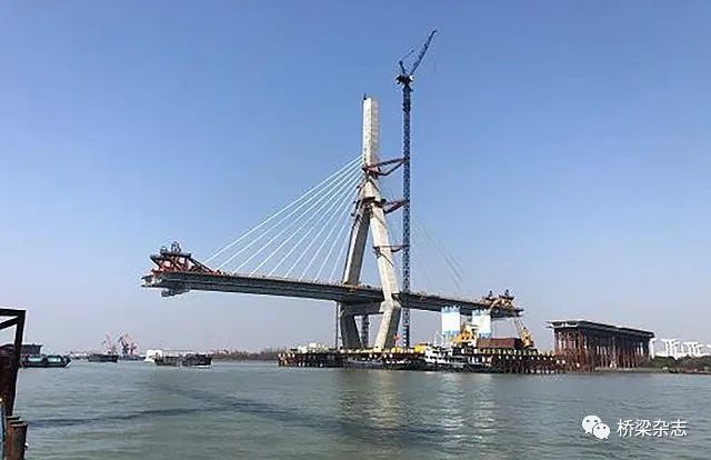 温州瓯江北口大桥首榀预制节段梁成功架设……这是今天桥梁界的大事