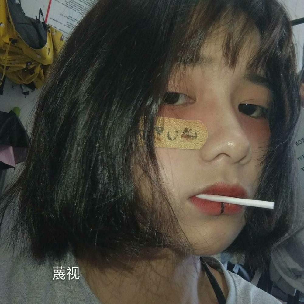 忧郁女生头像:假装微笑比解释为何伤心简单多了!