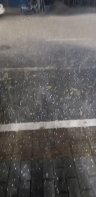 今晚中雨,局部大雨,并伴有短时雷雨大风,冰雹等强对流天气,明天白天