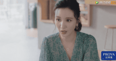 穿着这身粉色纱裙去产检,既不挤肚子也可以显得青春活力,甚至是一种张