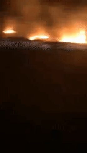 实拍保定狂风吹飞硕大屋顶如纸片砸多车高压线电光乱射如大片