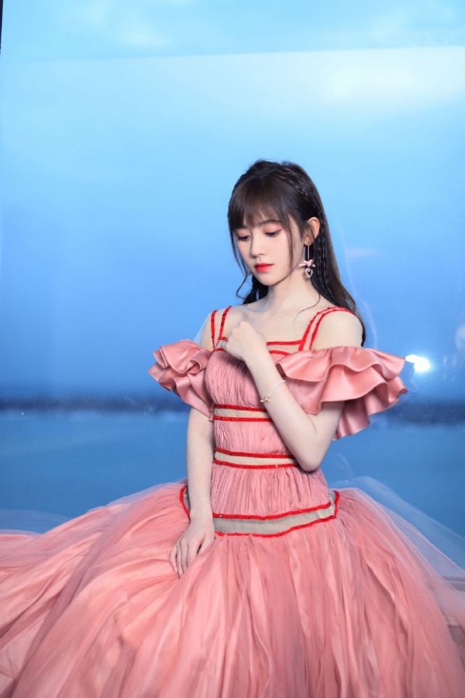 不愧是鞠婧祎,当她穿上礼服裙,网友:迪士尼公主