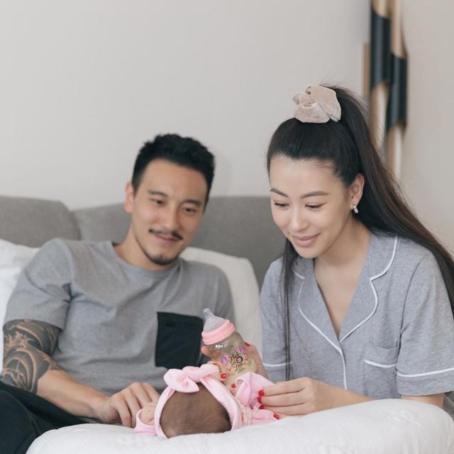 王阳明晒一家三口合照,夫妻二人轮流给宝宝喂奶,满脸幸福惹人羡
