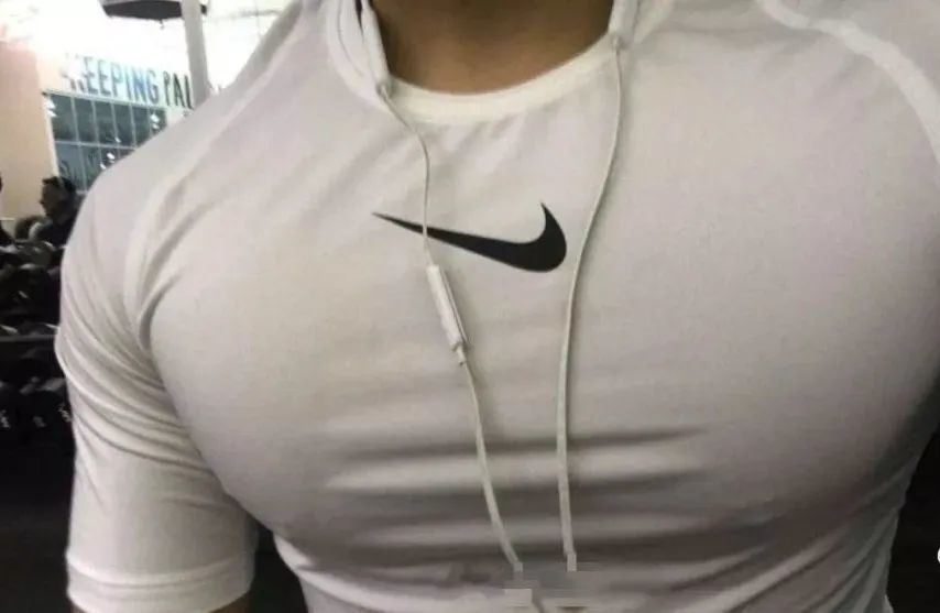 这就是胸肌撑爆衣服的快感,大到没朋友!