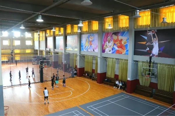 原来,这2000多平方米独具特色的室内篮球馆是由天宏公