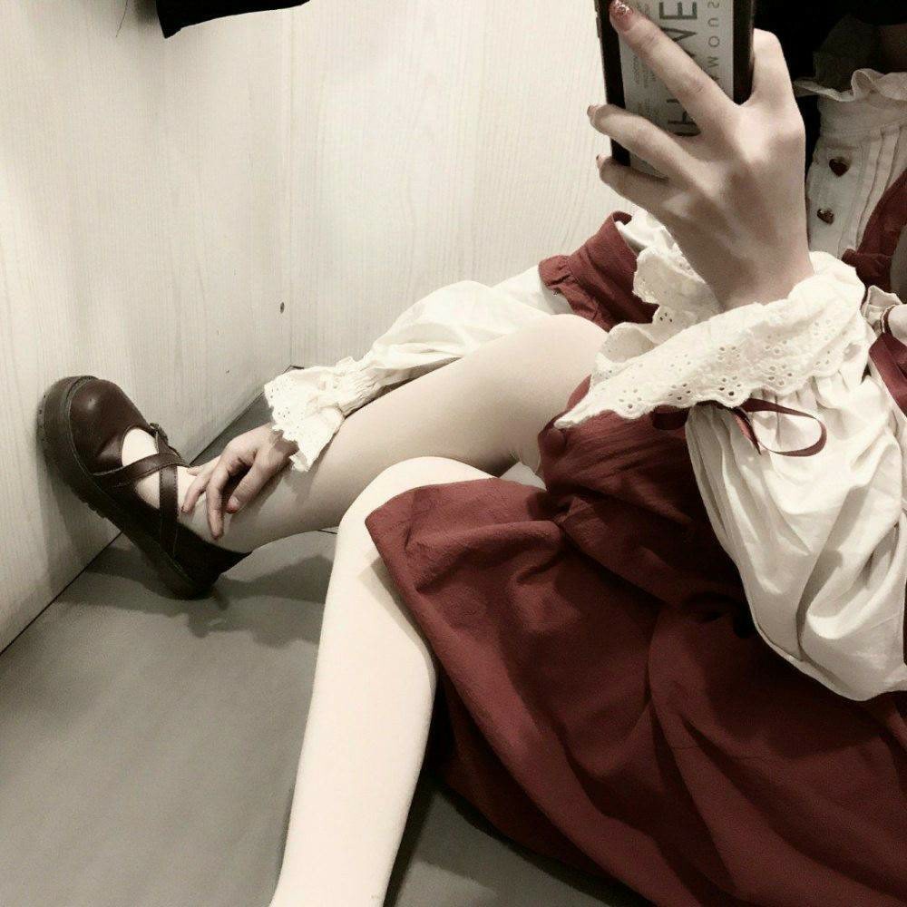 不露脸女生头像:一个人快不快乐,只有夜里的枕头知道!