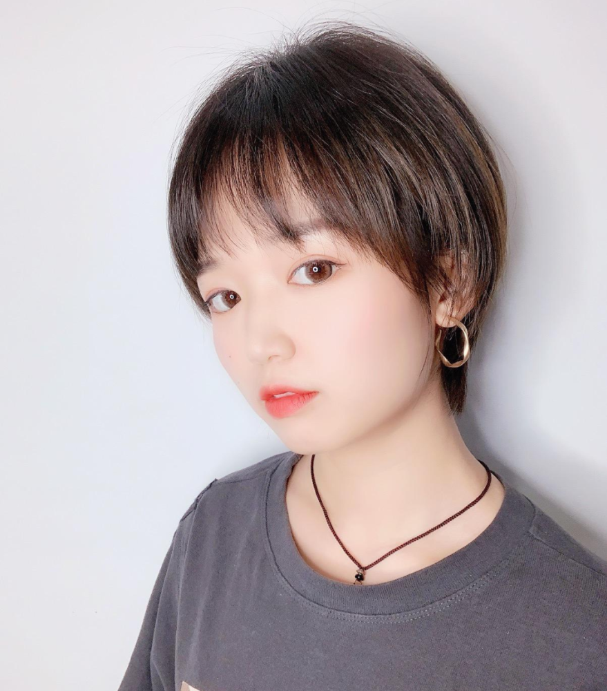 时尚的短发搭配自然柔和的刘海,瘦脸显小美美哒