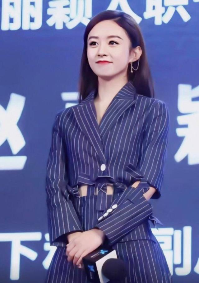 赵丽颖当妈后越来越甜,西装裙还要挖几个洞再穿,洋气性感