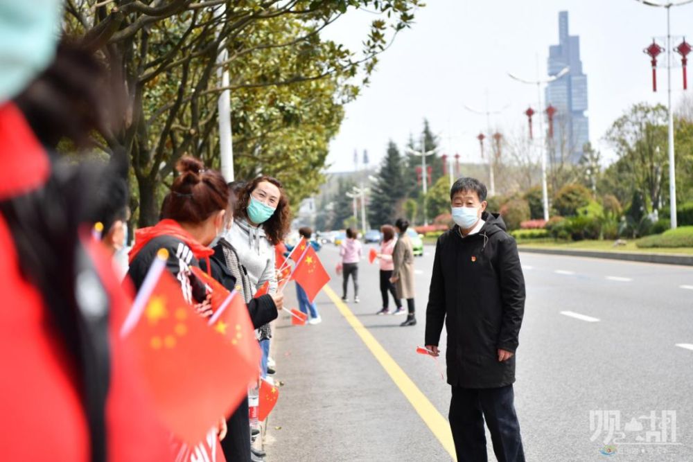 观山街道民兵在林城东路大关城市花园门口处列队欢迎援鄂英雄   陈杨