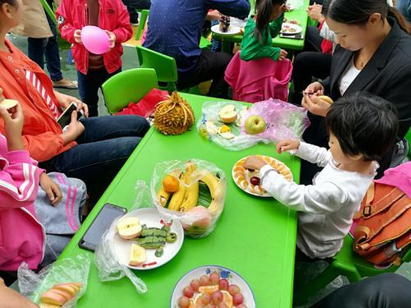 幼儿园课上做"水果拼盘",老师分享学生作品,家长群却炸开了锅