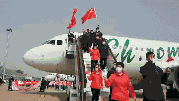 民众列队,条幅,掌声欢迎英雄回家!