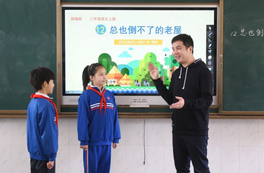 贾峰,男,36岁,中共党员,雨花区枫树山鸿铭小学校长,高级教师.