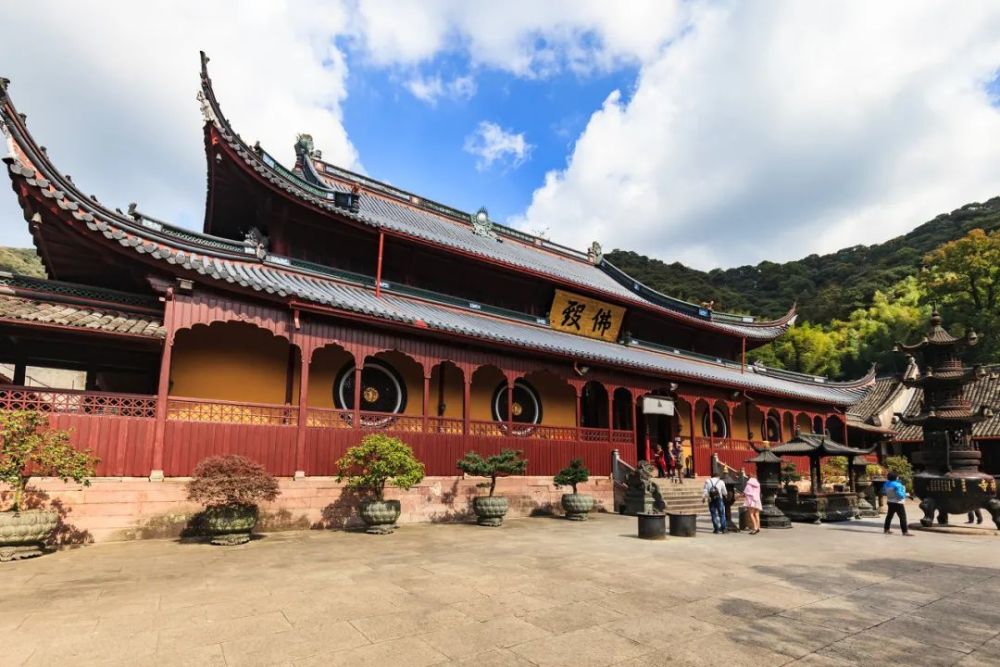 这里有着1700年历史的 天童寺,珍藏释迦牟尼真身舍利的 阿育王寺,建筑