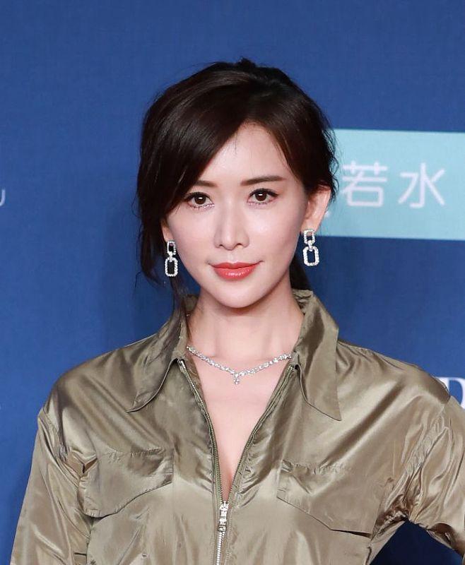 林志玲内八字刘海像日本人,婚后造型大变,状态大不如婚前