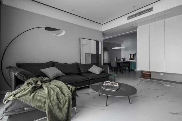 客厅采用了高级灰的主色调,搭配黑白颜色的家具,淡墨之间凸显高级