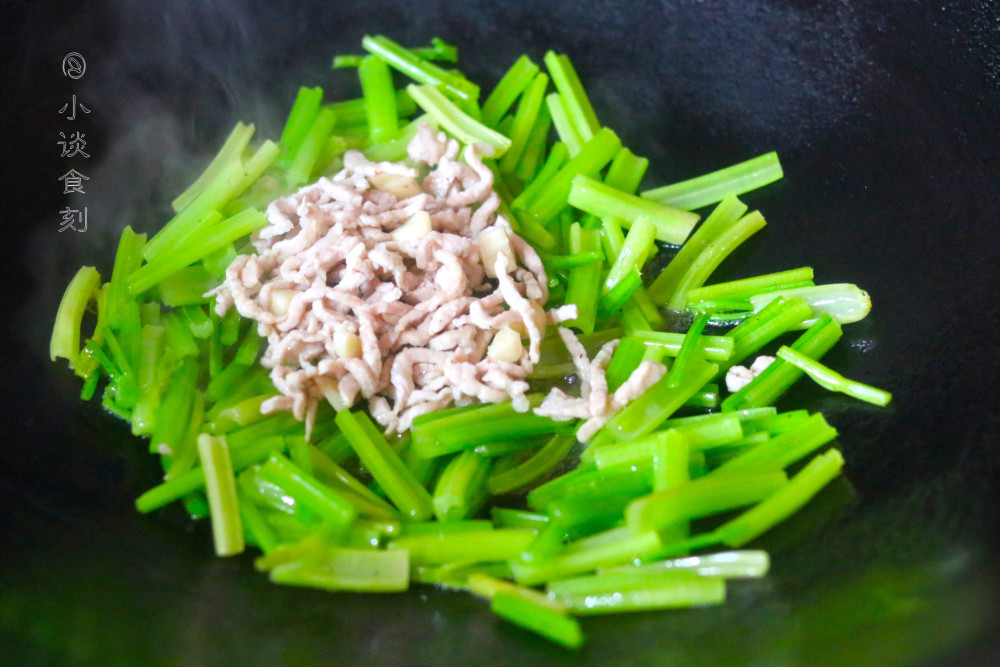 香芹肉丝,芹菜的做法,芹菜怎么做,家常菜