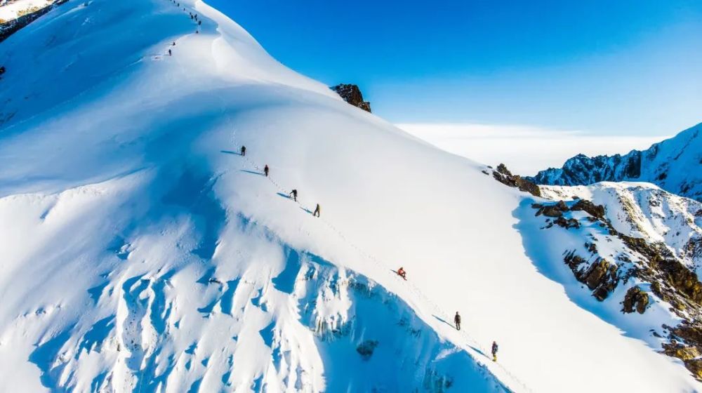 雪山攀登美景