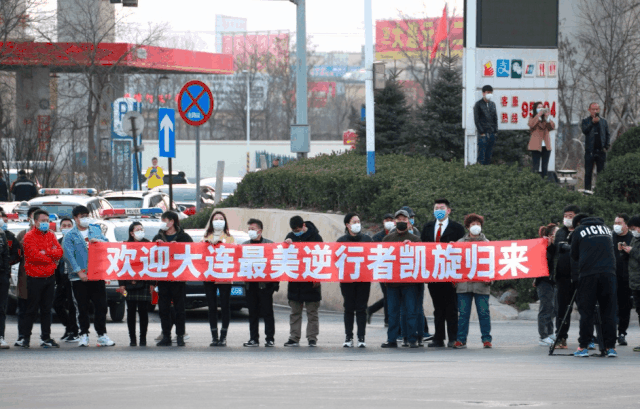随着武汉飞往沈阳的航班 平稳降落在沈阳桃仙机场 大连首批驰援湖北