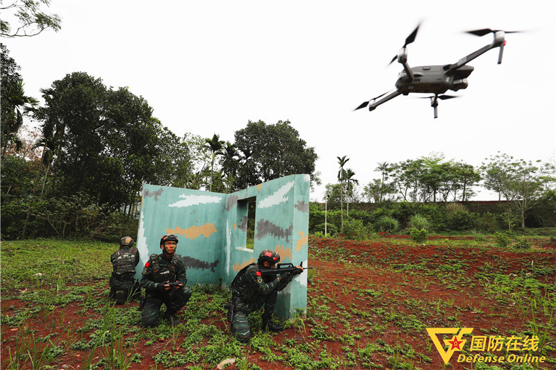 侦察组升起无人机对目标区域实施空中侦察.雷辙 摄