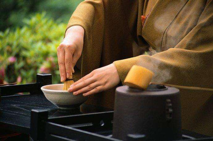 给别人倒茶时,对方敲几下桌子是什么意思?别再傻傻弄不清了
