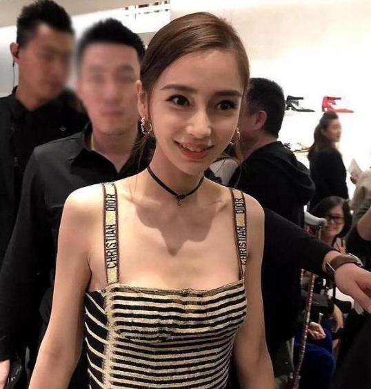 明星的身材有多瘦?关晓彤反手涂口红,看到华晨宇:女生