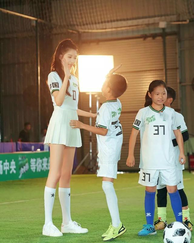 有种"足球宝贝"叫关晓彤,这组照片让人移不开眼:发育太猛了