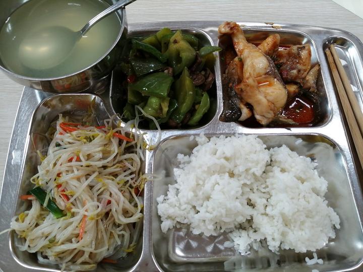 菜品丰富,菜式齐全,在这单位饭堂吃中餐真幸福