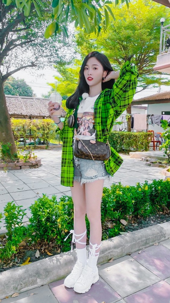 吴宣仪私服存货,印花白t破洞短裤加格纹衬衫,十足的青春活力