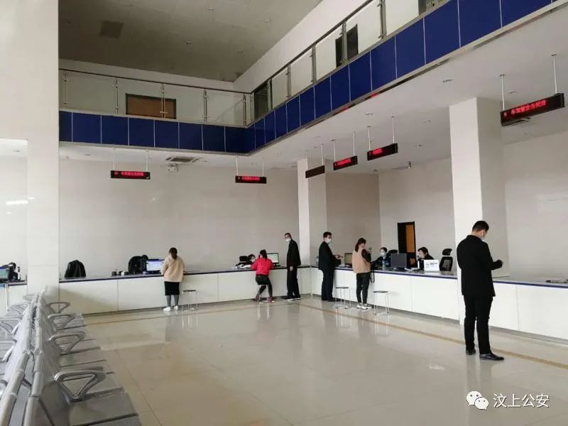 (图:群众在车管所大厅办理业务)
