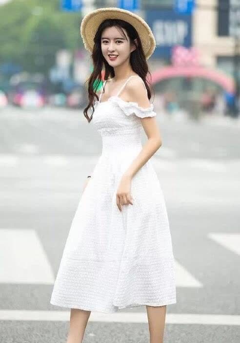 身穿吊带裙的小姐姐,就像一朵清莲绽放世间