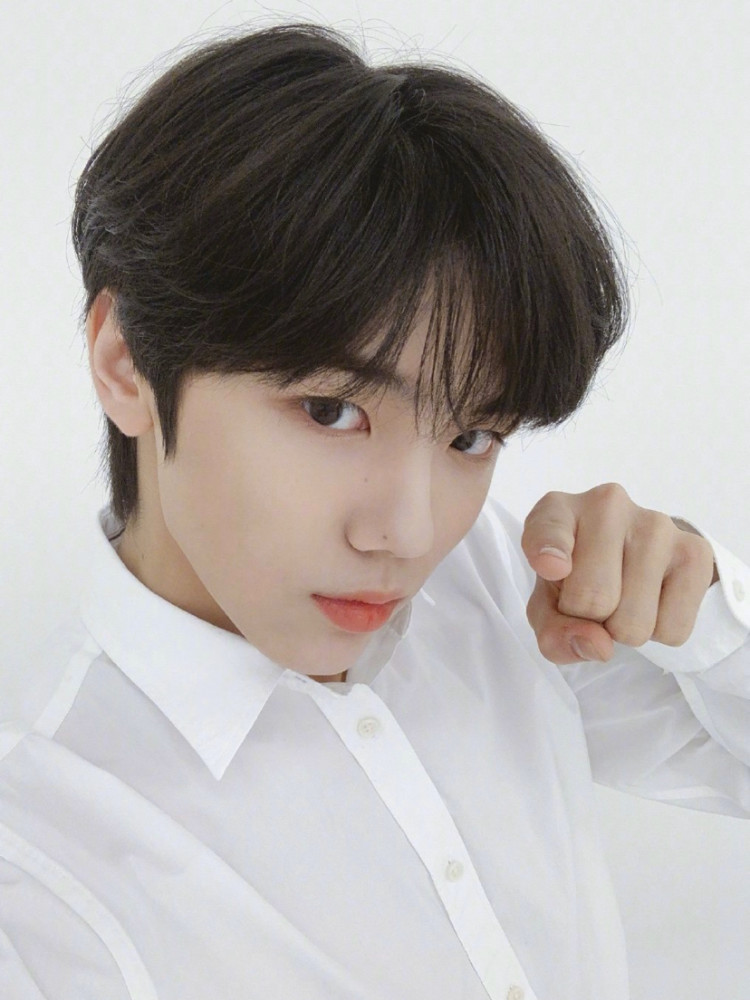 starship新男团cravity成员公开自拍美照