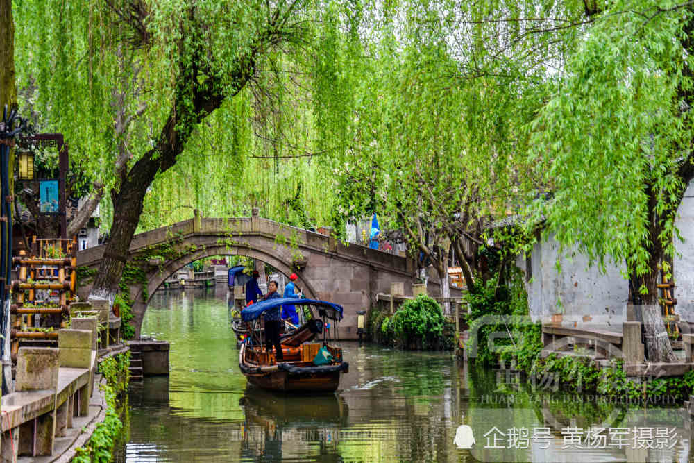 江苏苏州周庄古镇的春色,美丽如画的江南景色让人着迷