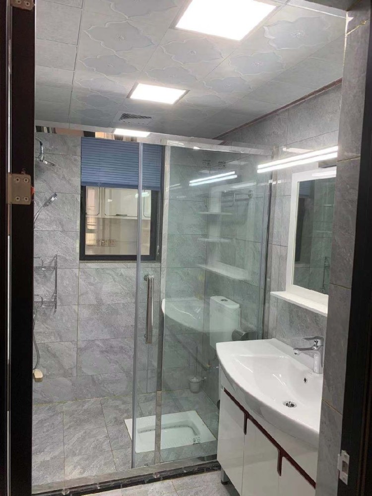 安装蹲式马桶,淋浴区安装玻璃隔断进行干湿分离,同时洗澡水可以顺着