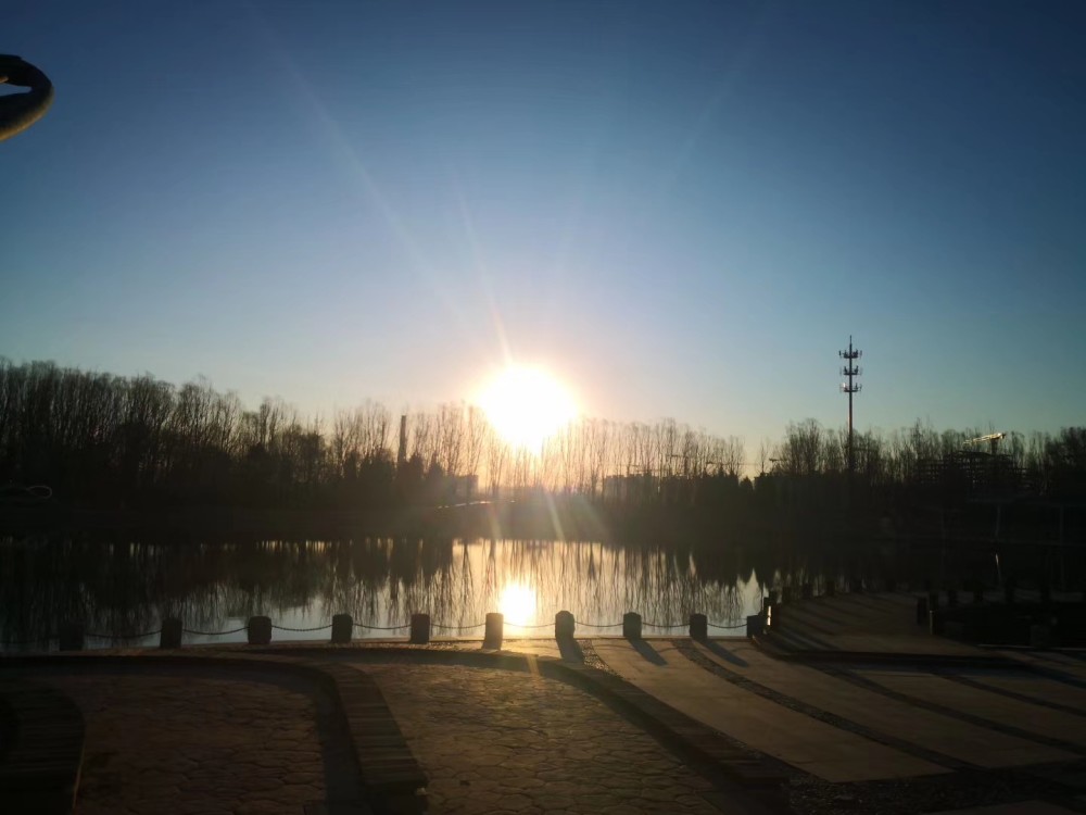 阳光照在湖面上,交相辉映让人心中都是暖暖的诗意