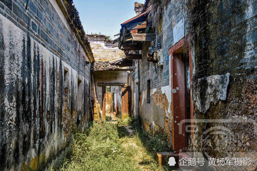 江西吉水县栗头古村的老屋,蓝天下斑驳的青砖古建筑历史古韵很浓