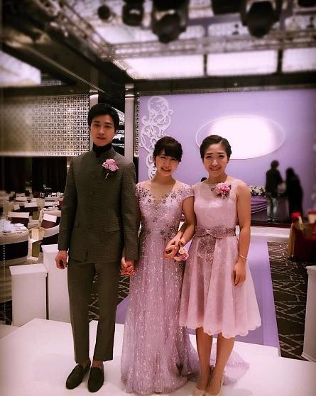 江宏杰晒全家赏花照,福原爱抱起几十斤重女儿不费力,儿子太萌啦