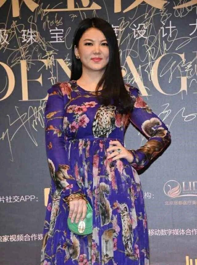 李湘无滤镜显胖10斤,穿蓝色印花连衣裙尽显"富态",气场强大