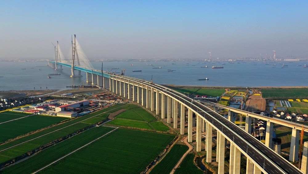 沪通长江大桥开铺桥面沥青,建设按下加速键,沪通铁路已通车测试
