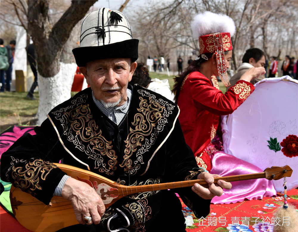新疆这个民族热情好客,生活在伊犁大草原上,他们的传统服饰太美