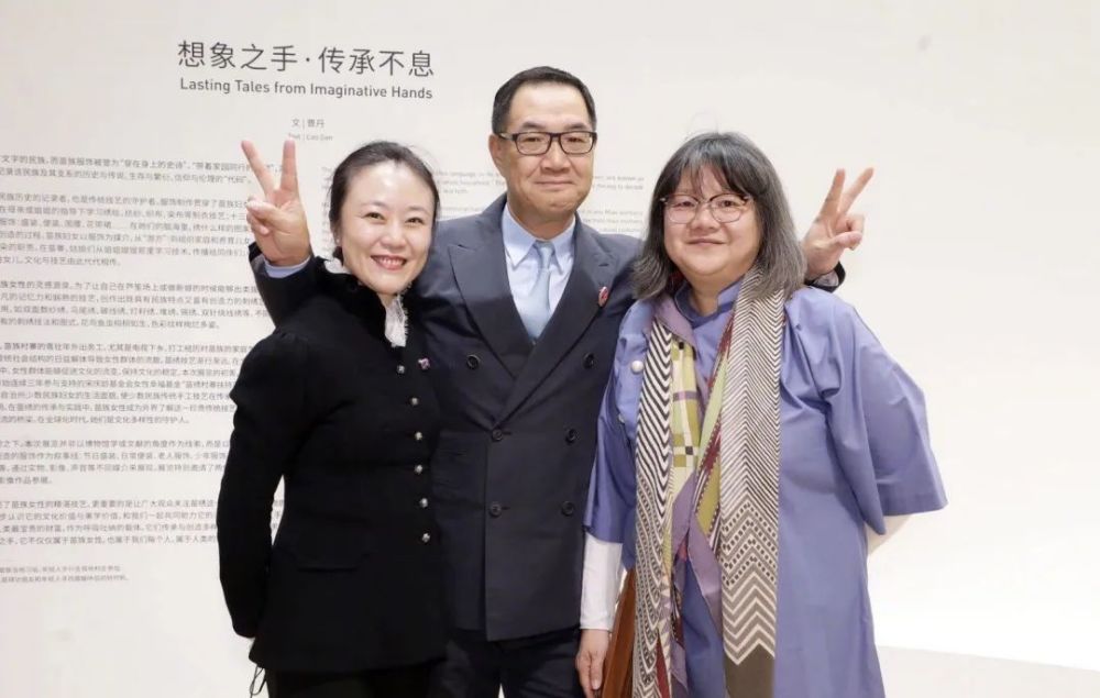 陈凯歌前妻洪晃真老了,运动装配2元发箍接地气,满头白发很显龄