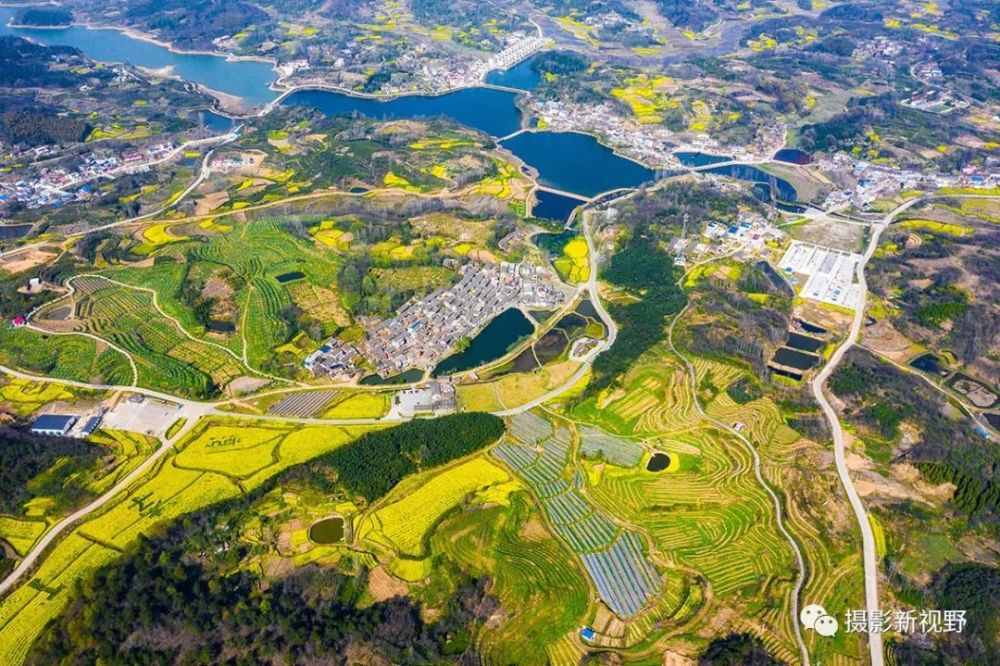 实拍洒落在大别山区的古村落,山水秀美文化厚重,春日花开闪亮眼