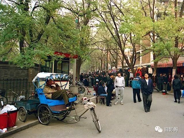 【朝阳区秀水街市场】《北京记忆,1999年.摄影:查博尔德》